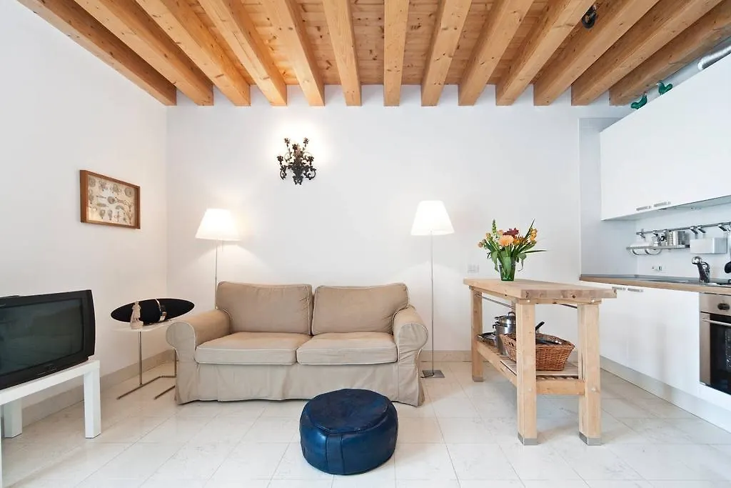 Guglie Luxury Apartment contacts